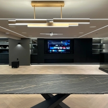 豪华汽车展示中心的智能光影